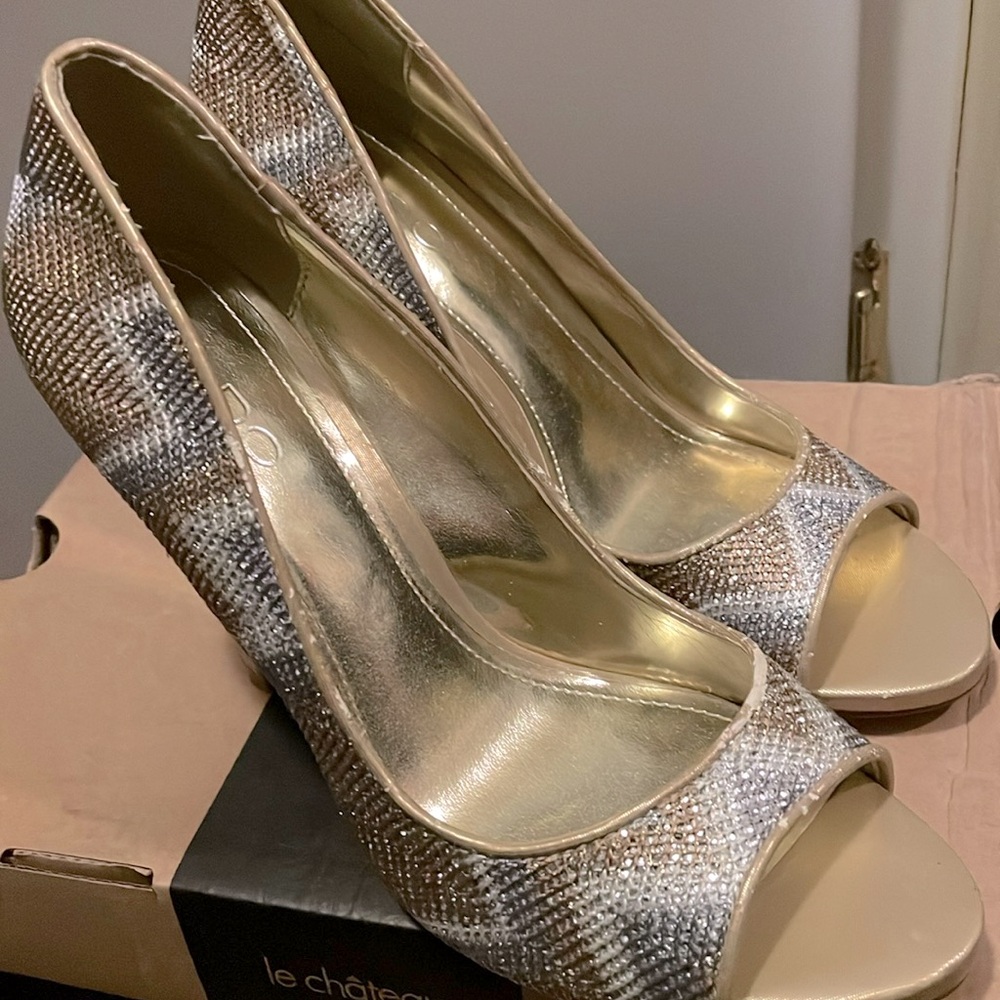 Gold sparkle peep toes